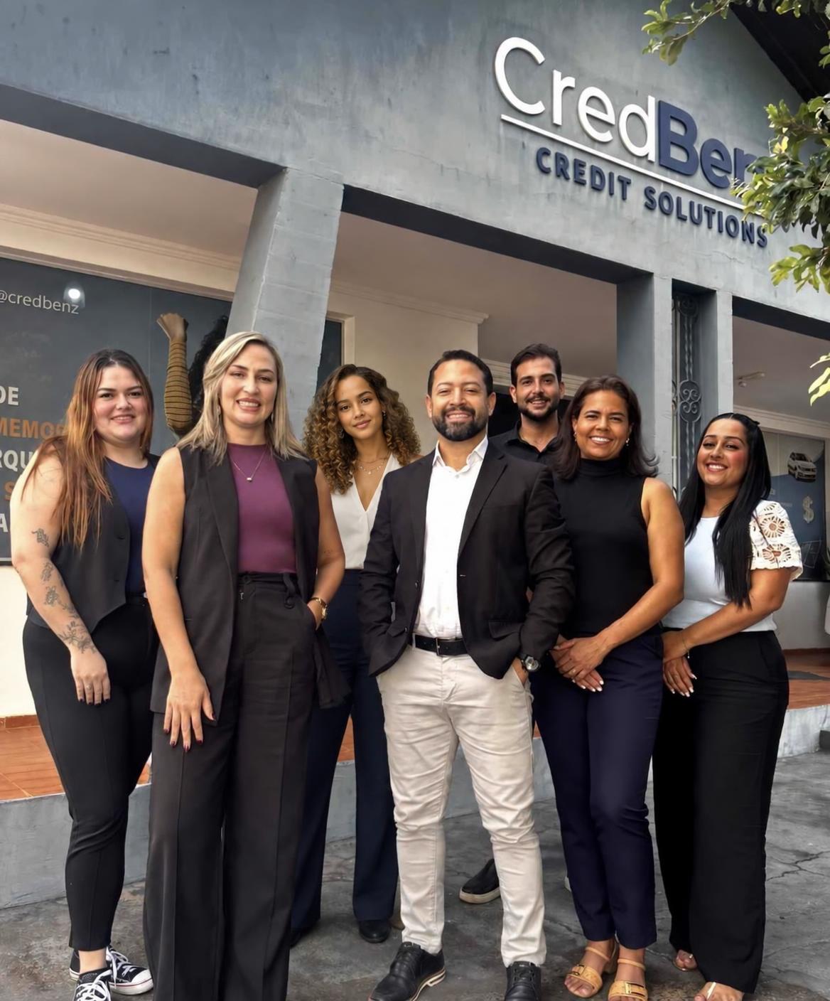Equipe Credbenz em frente à sede da empresa