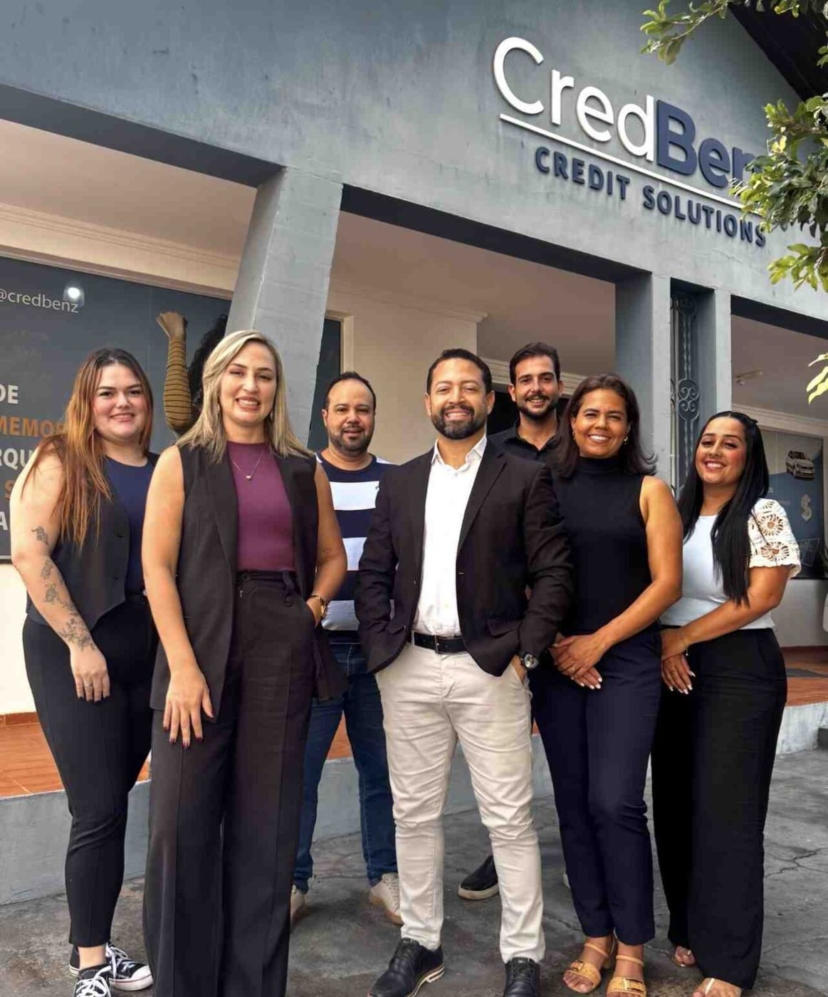 Equipe Credbenz em frente à sede da empresa